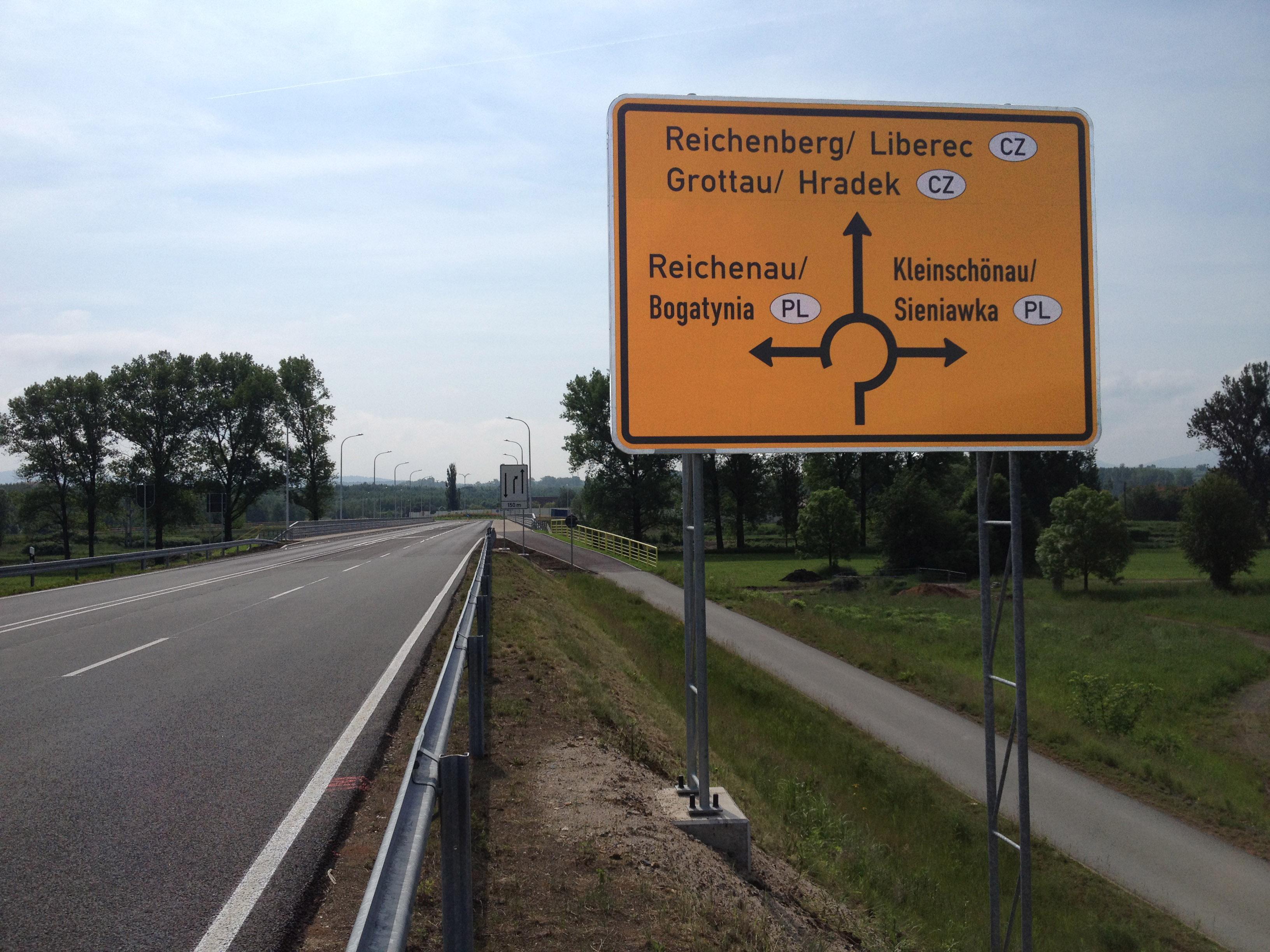 Drogowskaz przed granicą niemiecko-polską na drodze B178 k. Sieniawki z lokalnymi endonimami i egzonimami. niemieckimi (fot. Hoover5555, źródło: Wikimedia)