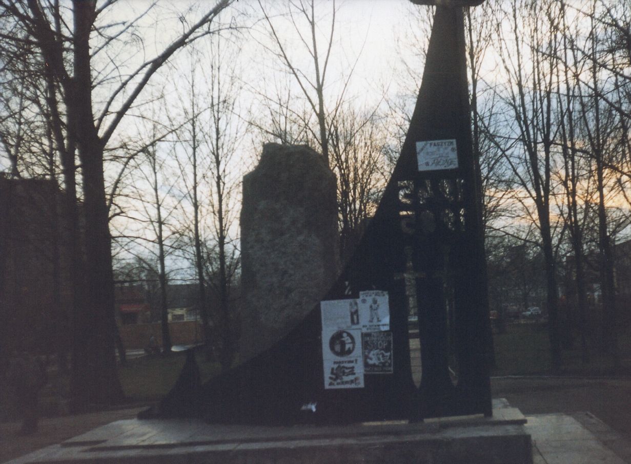 Obklejona plakatami "blacha" na pomniku, 20 marca 1995 r. Malunek sprayem na samym obelisku nie był naszym dziełem (fot. A. Lipin)