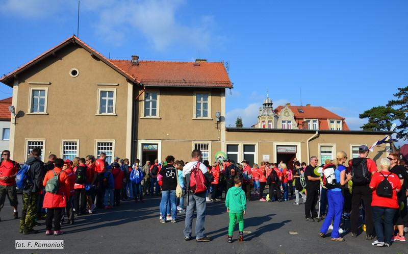 Uroczyste otwarcie szlaku przed Dworcem Historycznym w Bogatyni przy ul. Daszyńskiego zaszczyciło bez mała 200 osób (fot. Franciszek Romaniak)