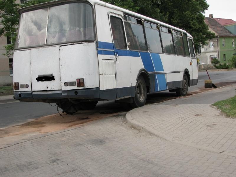 Upadł na ulicę, obficie zlewając otoczenie olejem napędowym, fot. Pitfall Upadł na ulicę, obficie zlewając otoczenie olejem napędowym, fot. Pitfall