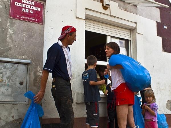 Pomoc podczas pierwszych dni po powodzi, fot. Remigiusz Naruszewicz