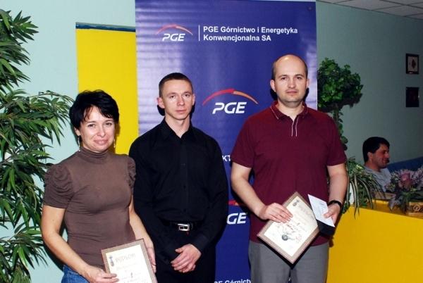 Zwycięzcy Ligi Kręgli 2010 i dyrektor OSiR (w środku), fot. OSiR Bogatynia